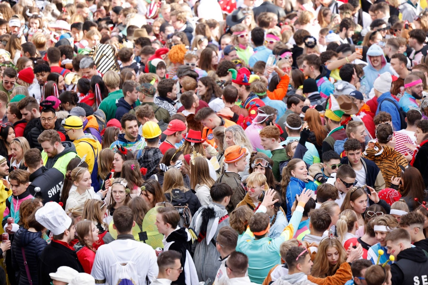 Dichtgedrängt feiern Karnevalisten auf der Zülpicher Straße in Köln den Beginn der neuen Karnevalssaison.