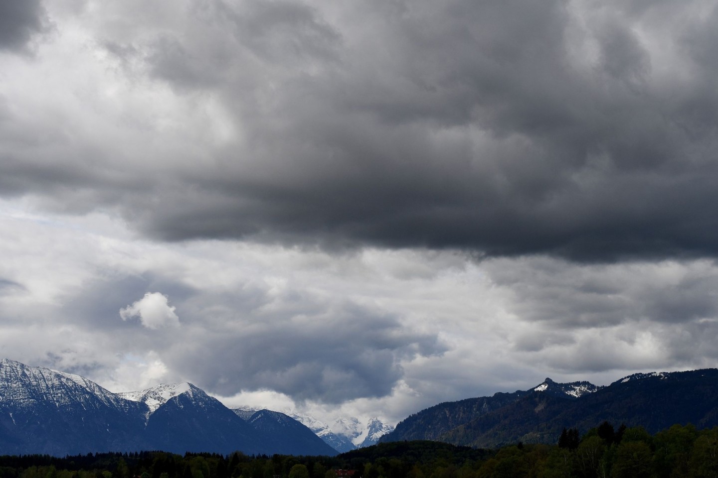 Dunkle Wolken ziehen über die Gipfel des Estergebirges (l-r), Wettersteins und Ammergauer.