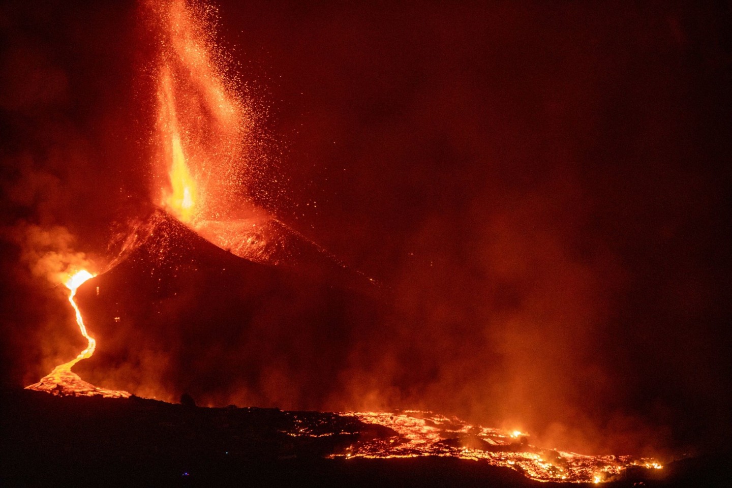 Der Vulkan Cumbre Vieja auf La Palma stößt weiter Lava aus.