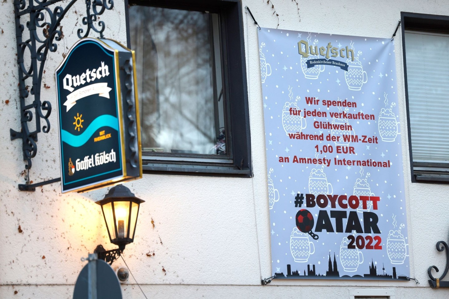 Das Rodenkirchener Brauhaus Quetsch in Köln boykottiert die Fußball-WM-Spiele in Katar.