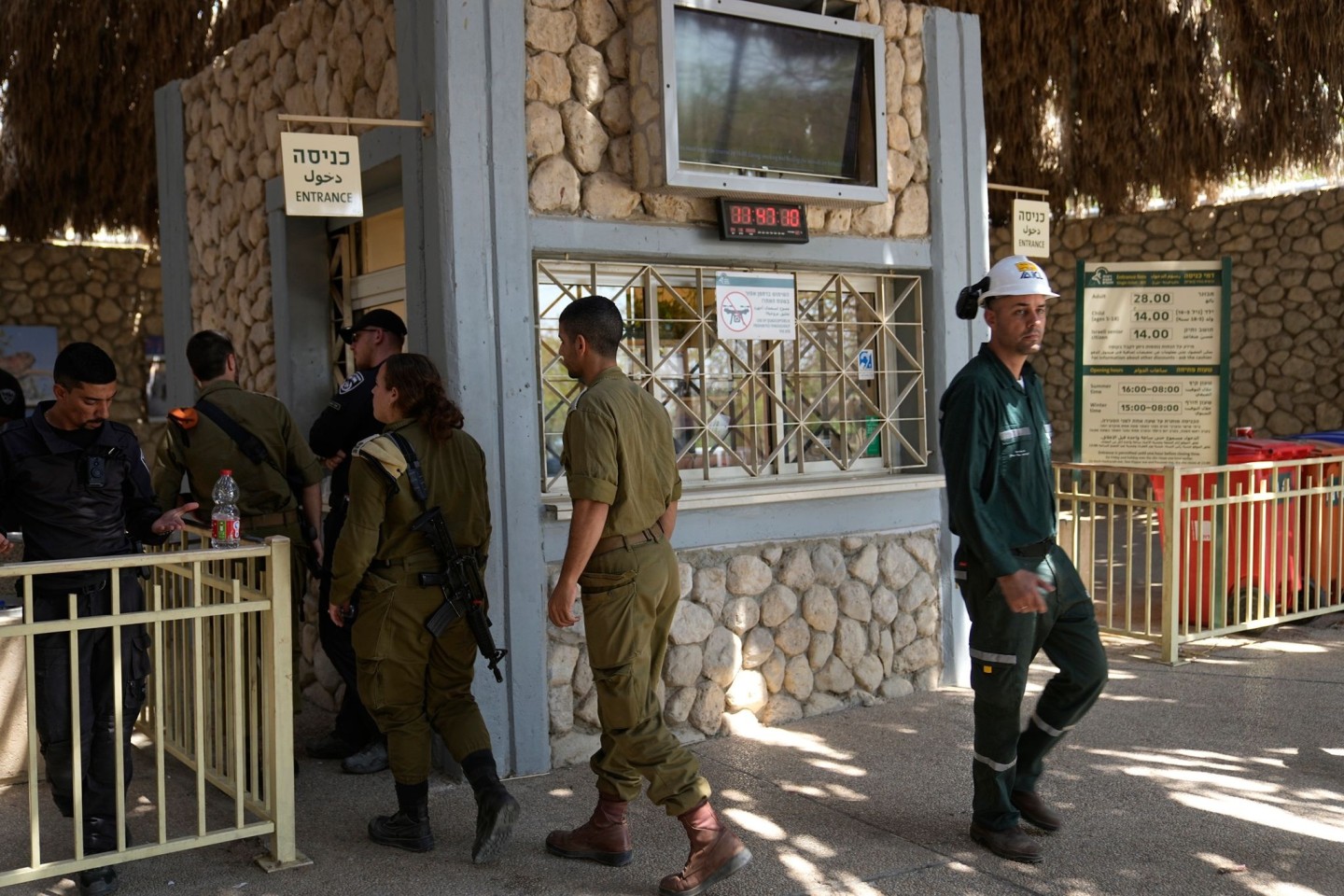 Israelische Soldaten am Eingang zum Naturreservat Ein Gedi, nachdem bei einem Steinschlag ein fünfjähriger Junge getötet wurde.