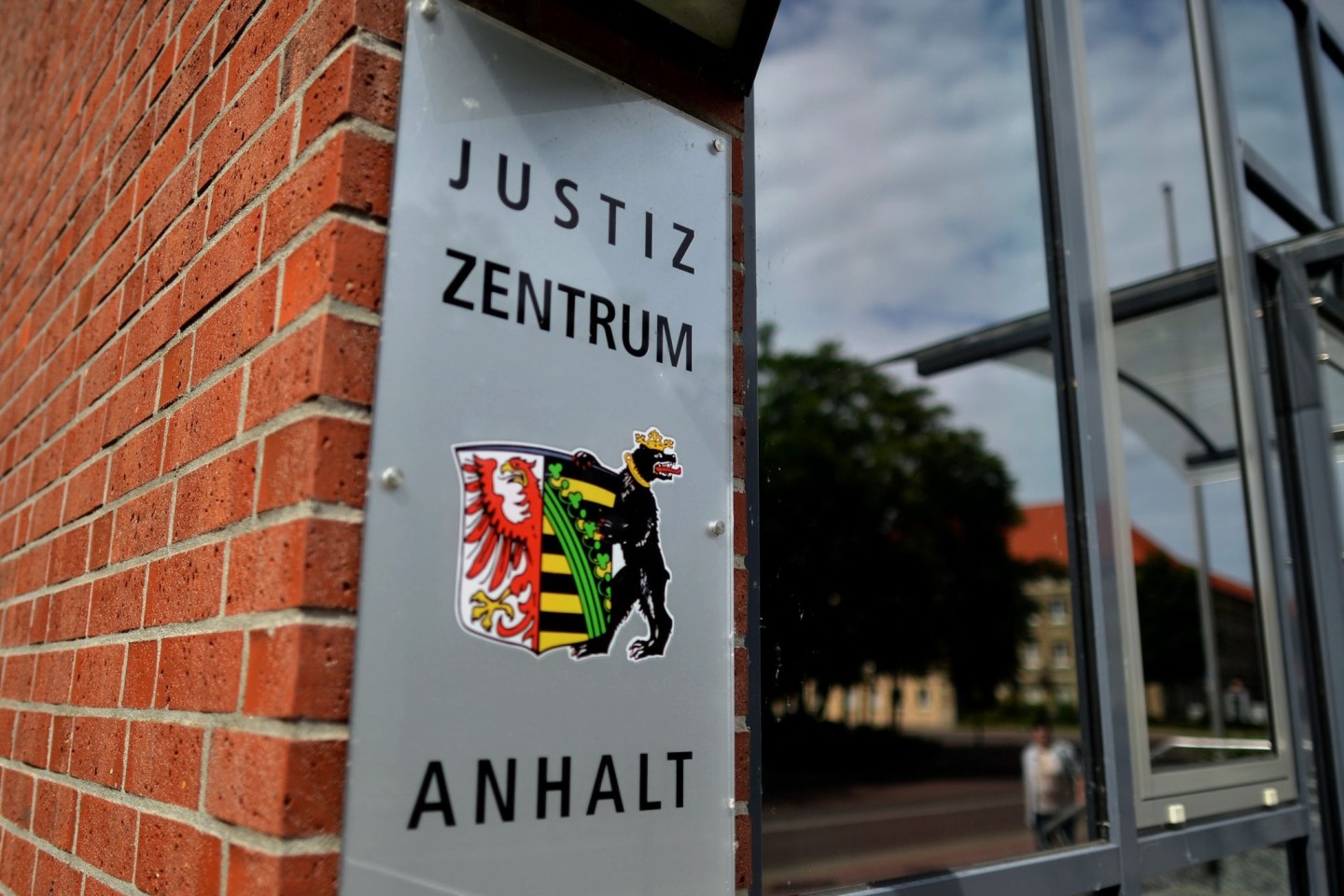 Der Mann aus Dessau-Roßlau soll mehr als zehn Jahre lang ein Mädchen und einen Jungen teilweise schwer sexuell missbraucht haben.