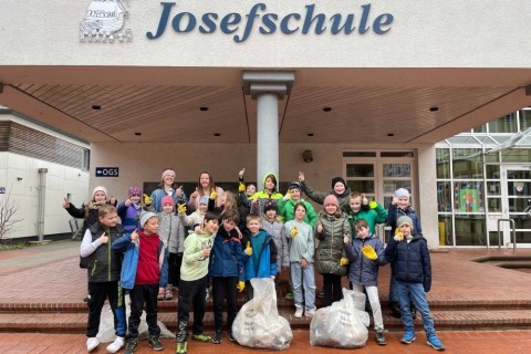 Kleiderbügel, Schrauben, Zigaretten: Schüler sammeln 3900 Liter Müll