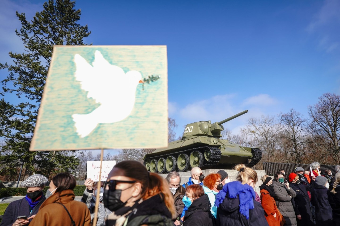 Menschen demonstrieren gegen die russische Invasion der Ukraine an der Gedenkstätte für die getöteten sowjetischen Soldaten im Zweiten Weltkrieg.