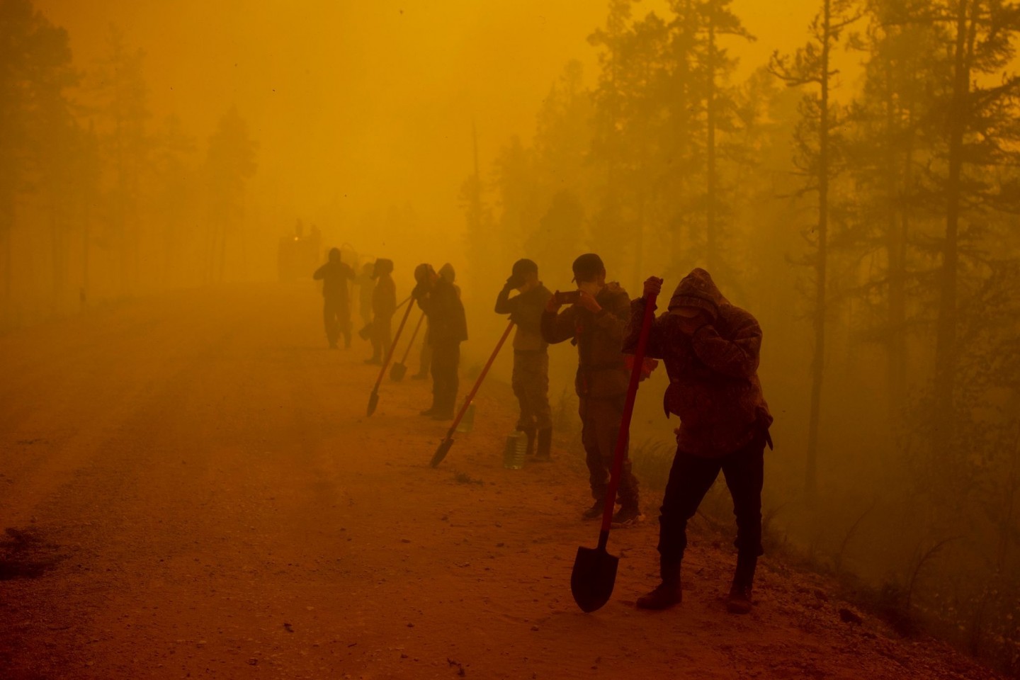 Freiwillige Helfer machen am Ort eines Waldbrands im Gebiet Gorny Ulus westlich von Jakutsk eine Pause.