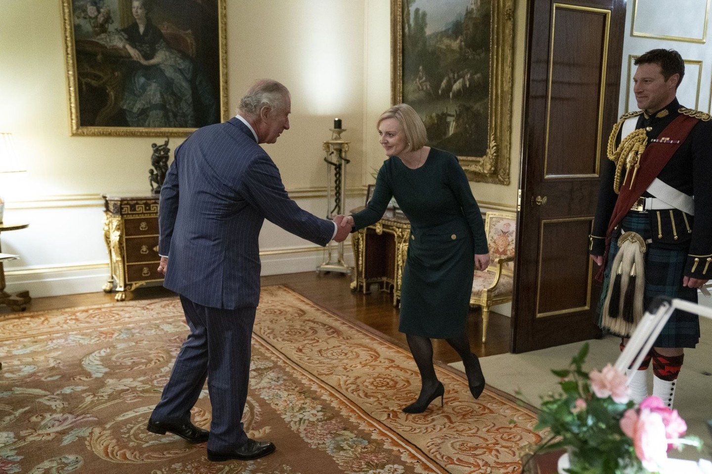 König Charles III. (l) empfängt Liz Truss im Buckingham Palace.