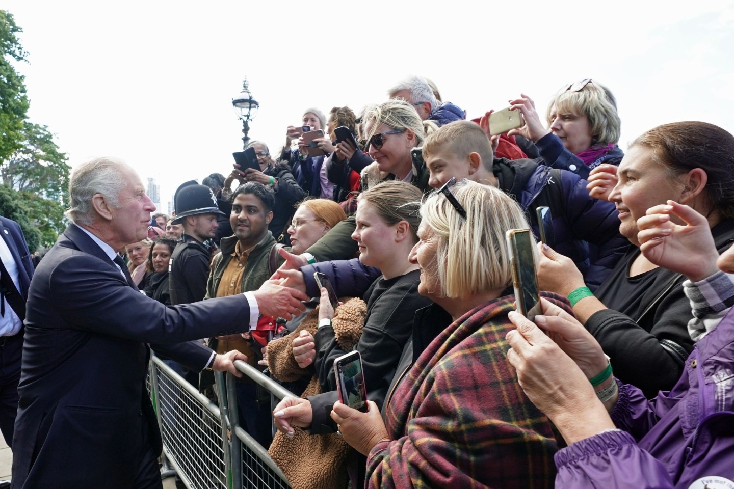 König Charles III. begrüßt Menschen in der Warteschlange an der South Bank in der Nähe der Lambeth Bridge in London.