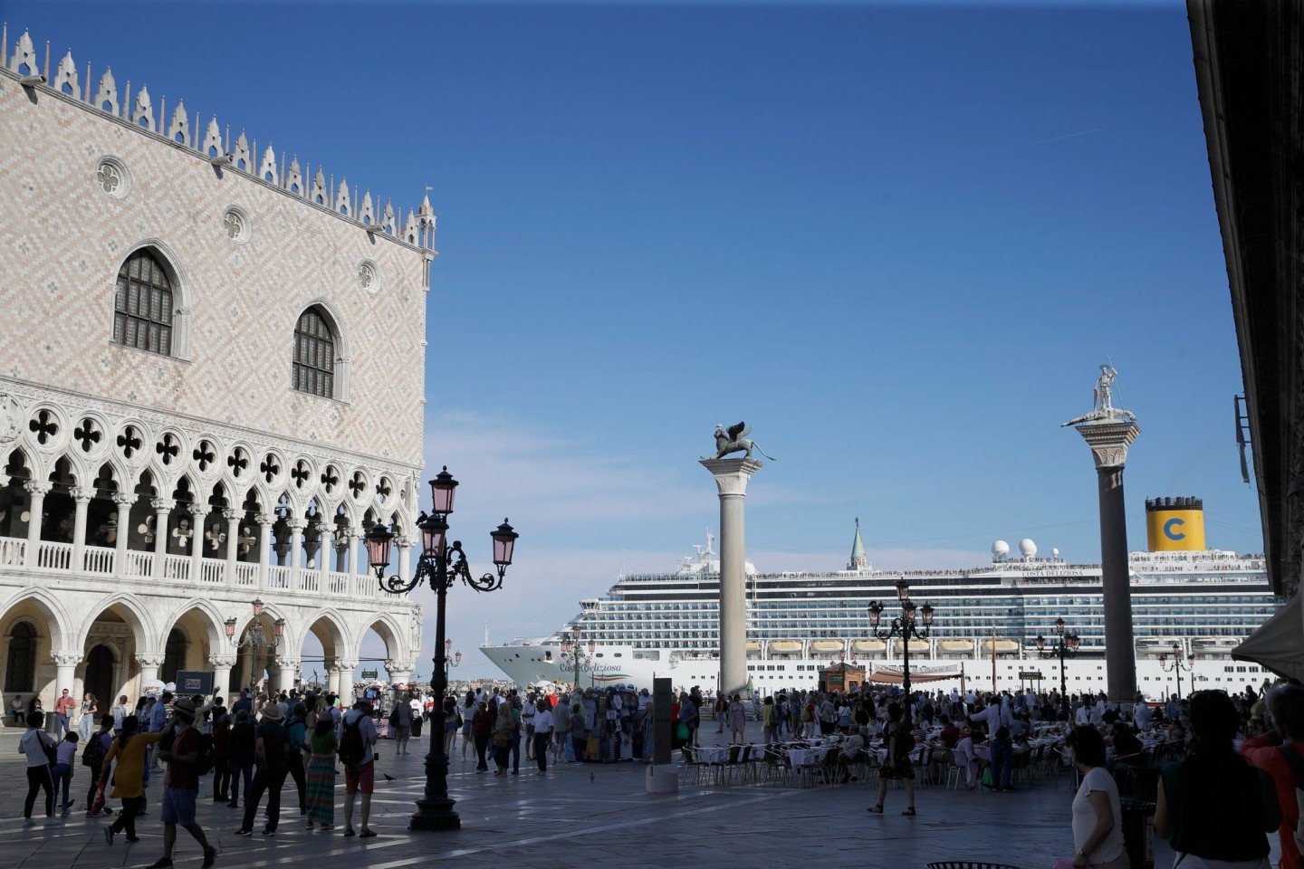 Ein Kreuzfahrtschiff fährt am Markusplatz in Venedig vorbei.