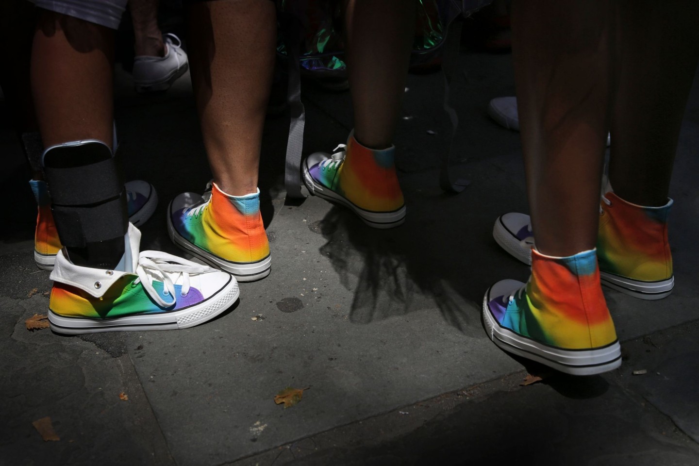 Teilnehmer des «Pride March» in New York mit Turnschuhen in den Regenbogenfarben.