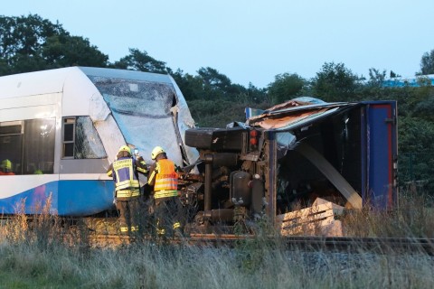 LKW stößt auf Usedom mit Zug zusammen - Verletzte