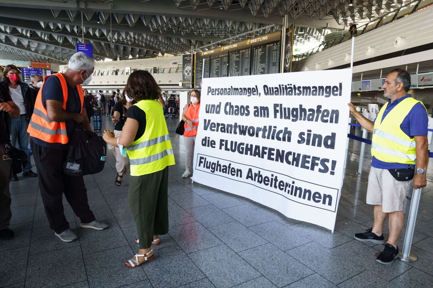 Mitarbeiter verschiedener Firmen und Dienstleisten des Frankfurter Flughafens demonstrieren am Samstagnachmittag in der Abflughalle für bessere Arbeitsbedingungen, mehr Geld und Kündigungs...