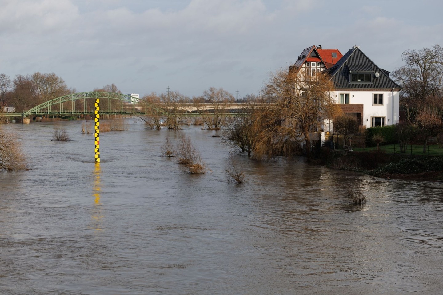 Trotz leichter Entspannung der Pegelstände führen zahlreiche Bäche und Flüsse in Nordrhein-Westfalen weiterhin Hochwasser.