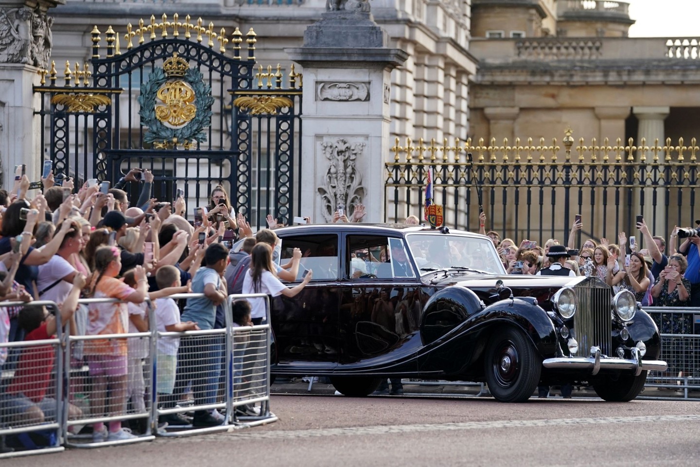 König Charles III. verlässt den Buckingham Palace.