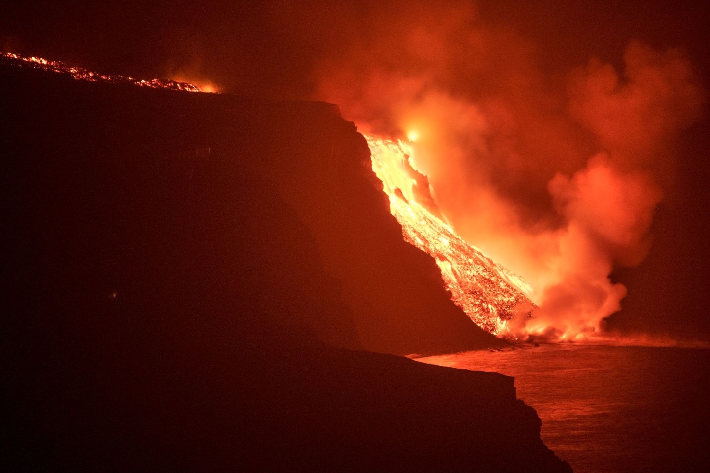 Lava aus dem Vulkan auf der Kanarischen Insel La Palma erreicht das Meer.