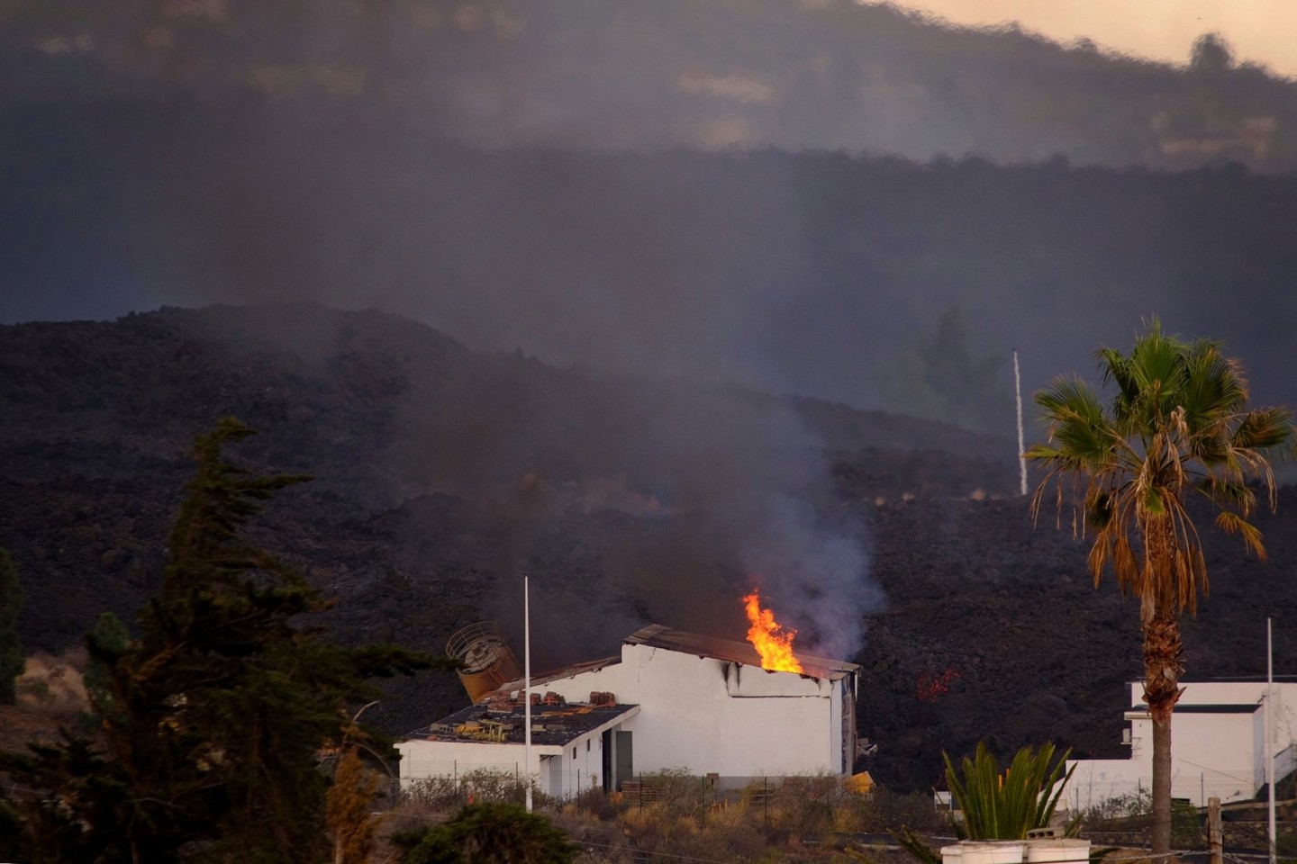 Ein Haus auf La Palma ist durch einen Lavastrom in Brand geraten.