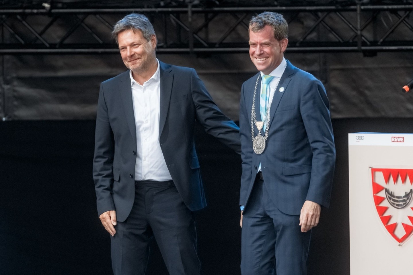 Robert Habeck (Grüne) und Ulf Kaempfer (SPD), Kieler Oberürgermeister, stehen zur Eröffnung der Kieler Woche 2022 auf einer Bühne.