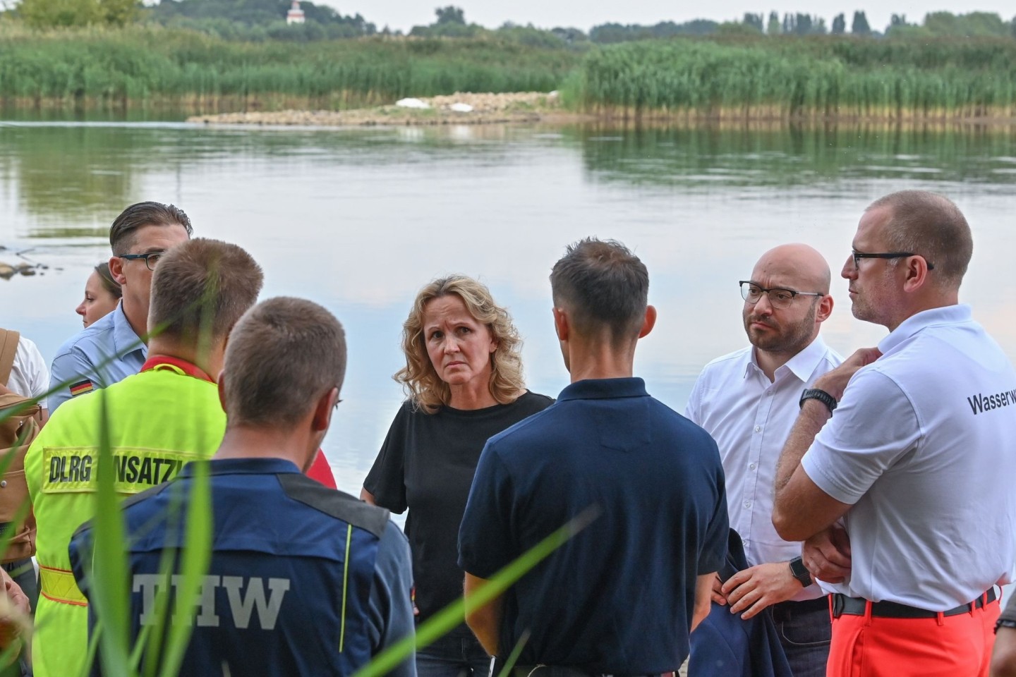 Bundesumweltministerin Steffi Lemke (M) spricht mit Einsatzkräften über die Umweltkatastrophe am deutsch-polnischen Grenzfluss Oder.