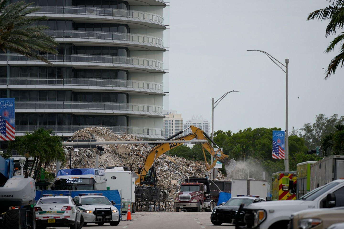 Ein Bagger entfernt Trümmer des eingestürzten Gebäudes im US-Bundesstaat Florida. Gut einen Monat nach dem Unglück haben Einsatzkräfte die sterblichen Überreste der letzten noch vermi...