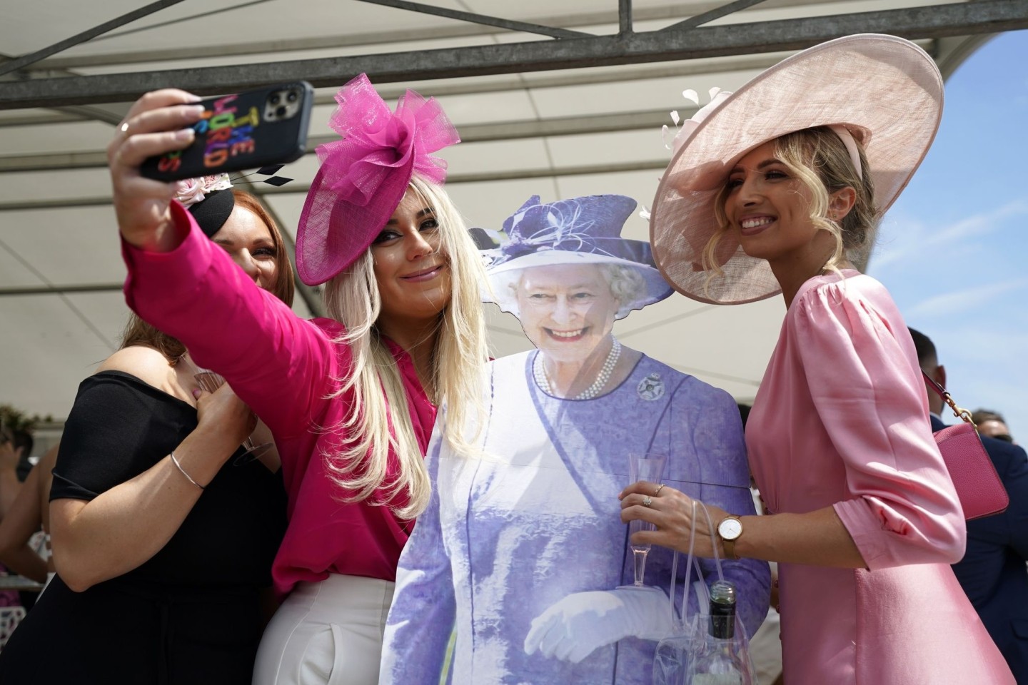 Fast wie in echt: Besucherinnen des Cazoo Derby in Surrey posieren für ein Selfie mit einem Pappausschnitt der Queen. Doch nicht alle Briten sind Fans der Monarchie.