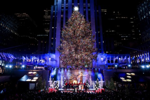 Lichter am Rockefeller-Weihnachtsbaum in New York angeknipst