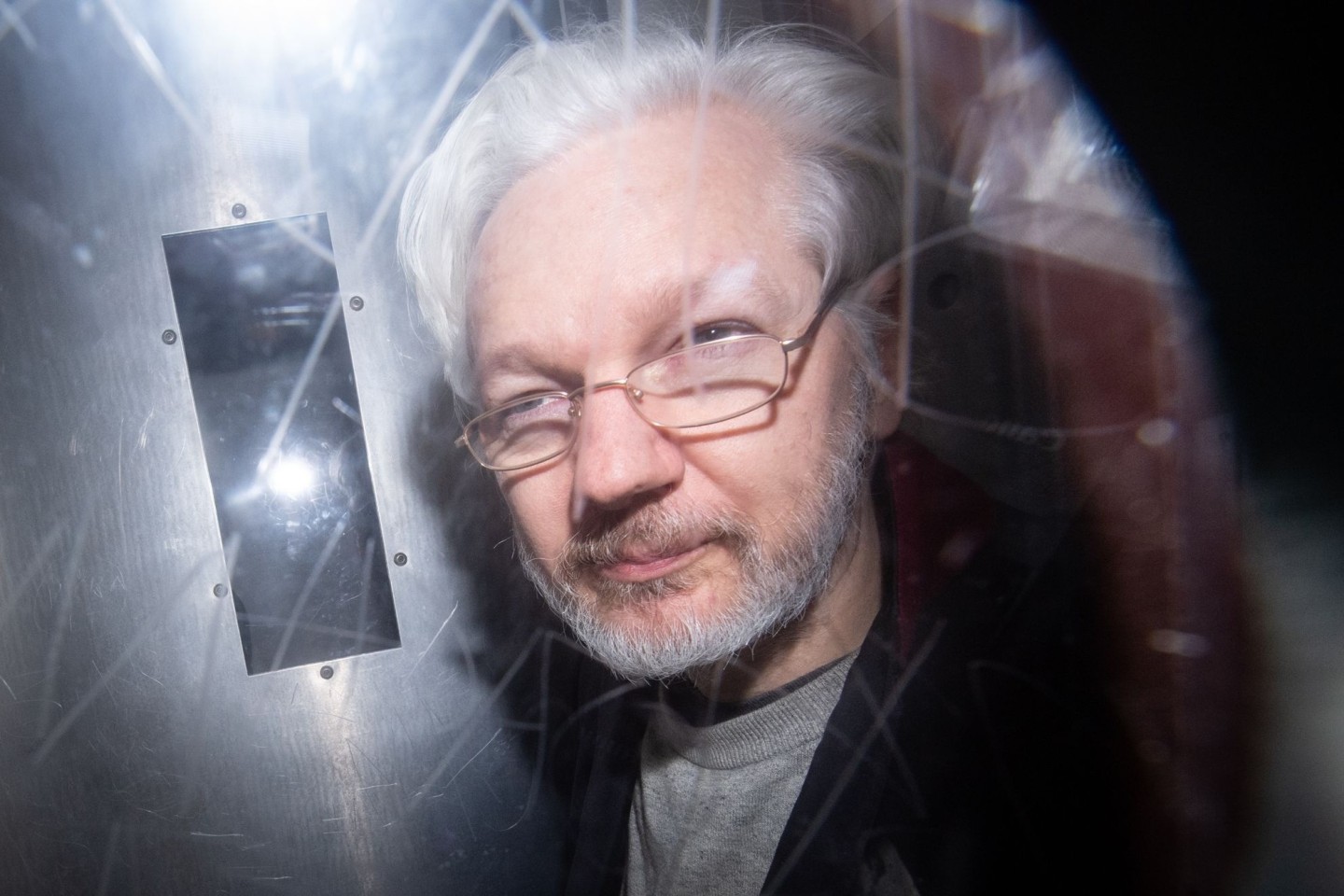 Julian Assange verlässt ein Gericht in London. Nach neuen Enthüllungen geht der Rechtsstreit um eine mögliche Auslieferung des Wikileaks-Gründers in die USA in eine neue Runde.