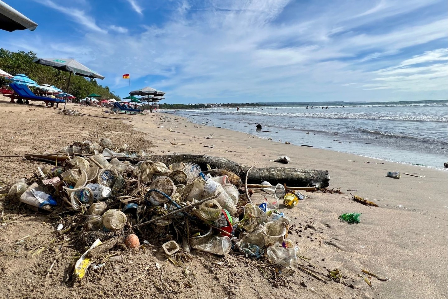 Müll liegt am Strand von Kuta.