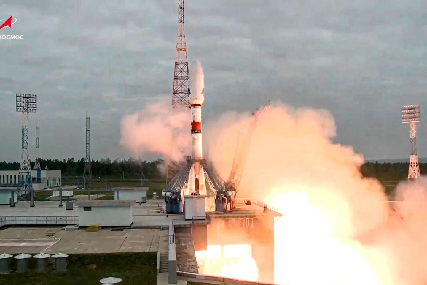 Die Sojus-2.1b-Rakete mit der automatischen Mondlandestation Luna-25 hebt von der Startrampe im Kosmodrom Wostotschny ab.