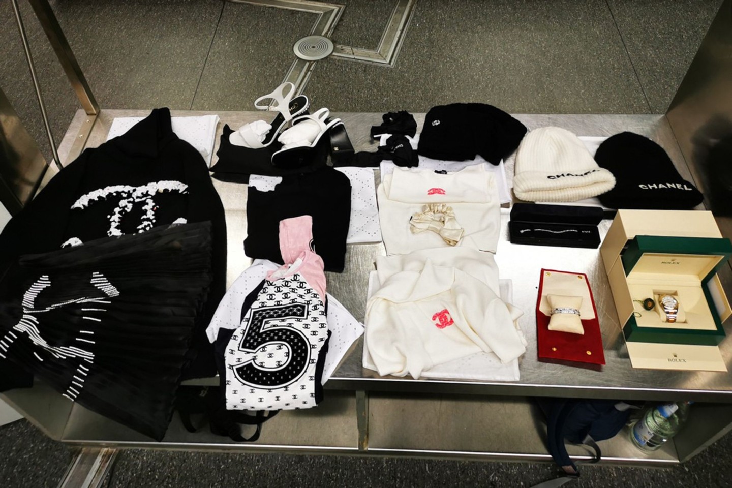 Luxuswaren liegen auf einem Tisch: Der Zoll am Düsseldorfer Flughafen hat bei einer Familie Schmuck, Kleidung und Uhren im Wert von mehr als 170.000 Euro beschlagnahmt.