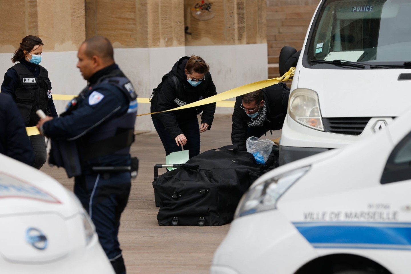 Ein Mann hat mitten in Marseille Polizisten bedroht. Die Sicherheitskräfte schossen daraufhin auf den Angreifer. Mehr ist noch nicht bekannt.