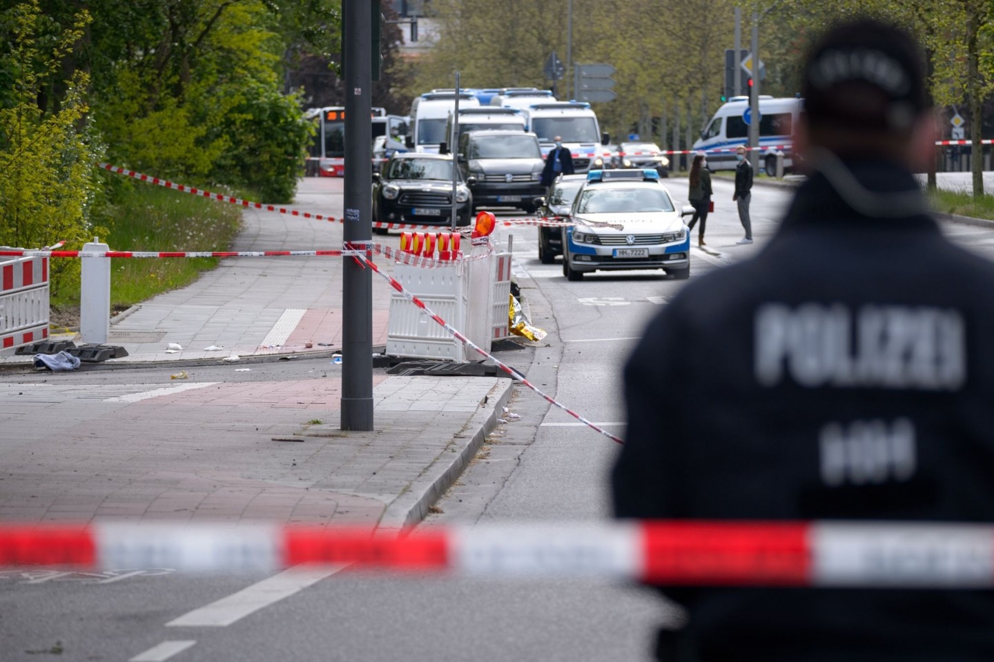 Polizisten sind am Tatort in Hamburg-Winterhude im Einsatz.