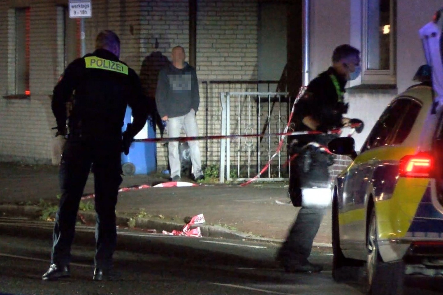 Polizisten sperren den mutmaßlichen Tatort ab. Eine Person ist am Sonntagabend in Delmenhorst tödlich verletzt worden.