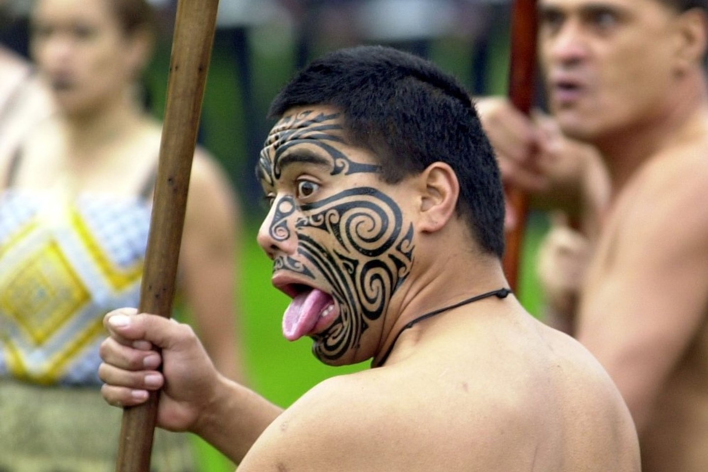Ein Maori vom Stamm der Te Atiawa begrüßt einen hohen Gast mit der traditionellen Empfangsgeste Whakawaha. Neuseeland will ab kommendem Jahr das Neujahrsfest Matariki der Maori-Ureinwohner...