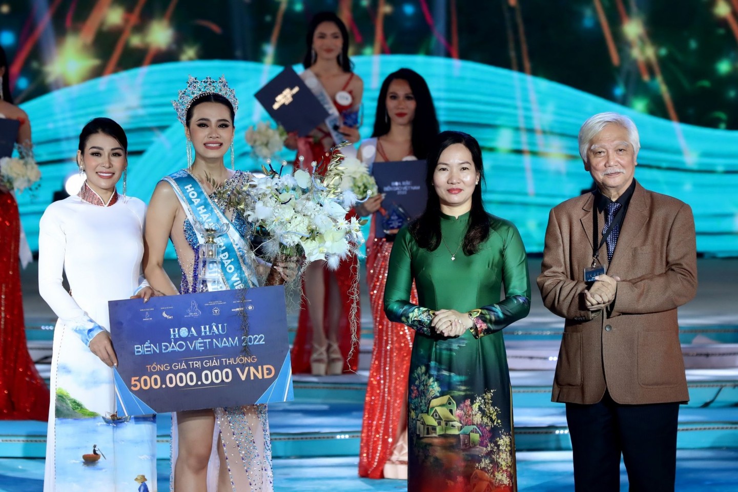 Dinh Nhu Phuong, 21, wird zur «Miss Sea and Island Vietnam 2022» gekrönt. Der Schönheitswettbewerb fand in Ha Long City in der Provinz Quang Ninh statt.