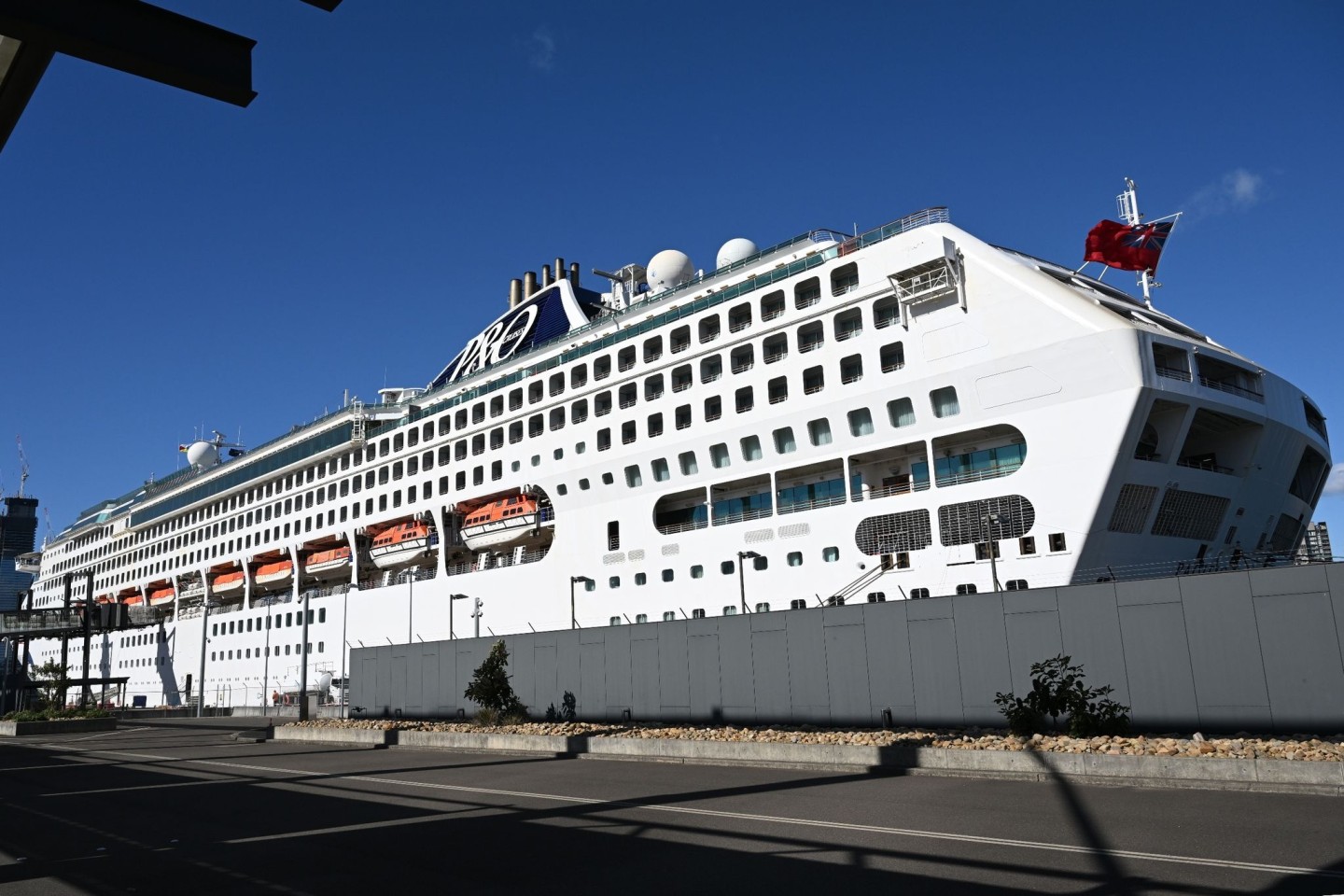 Das Kreuzfahrtschiff Pacific Explorer Cruise liegt im White Bay Cruise Ship Terminal in Sydney.