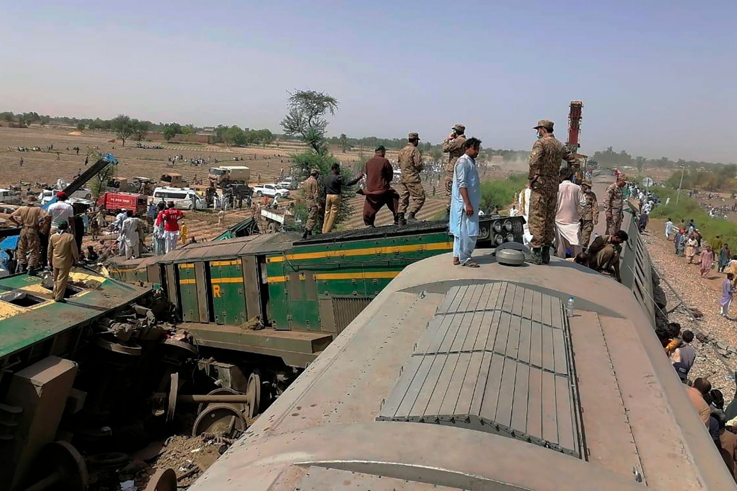Truppen der pakistanischen Armee und Rettungskräfte am Ort der Zugkollision.