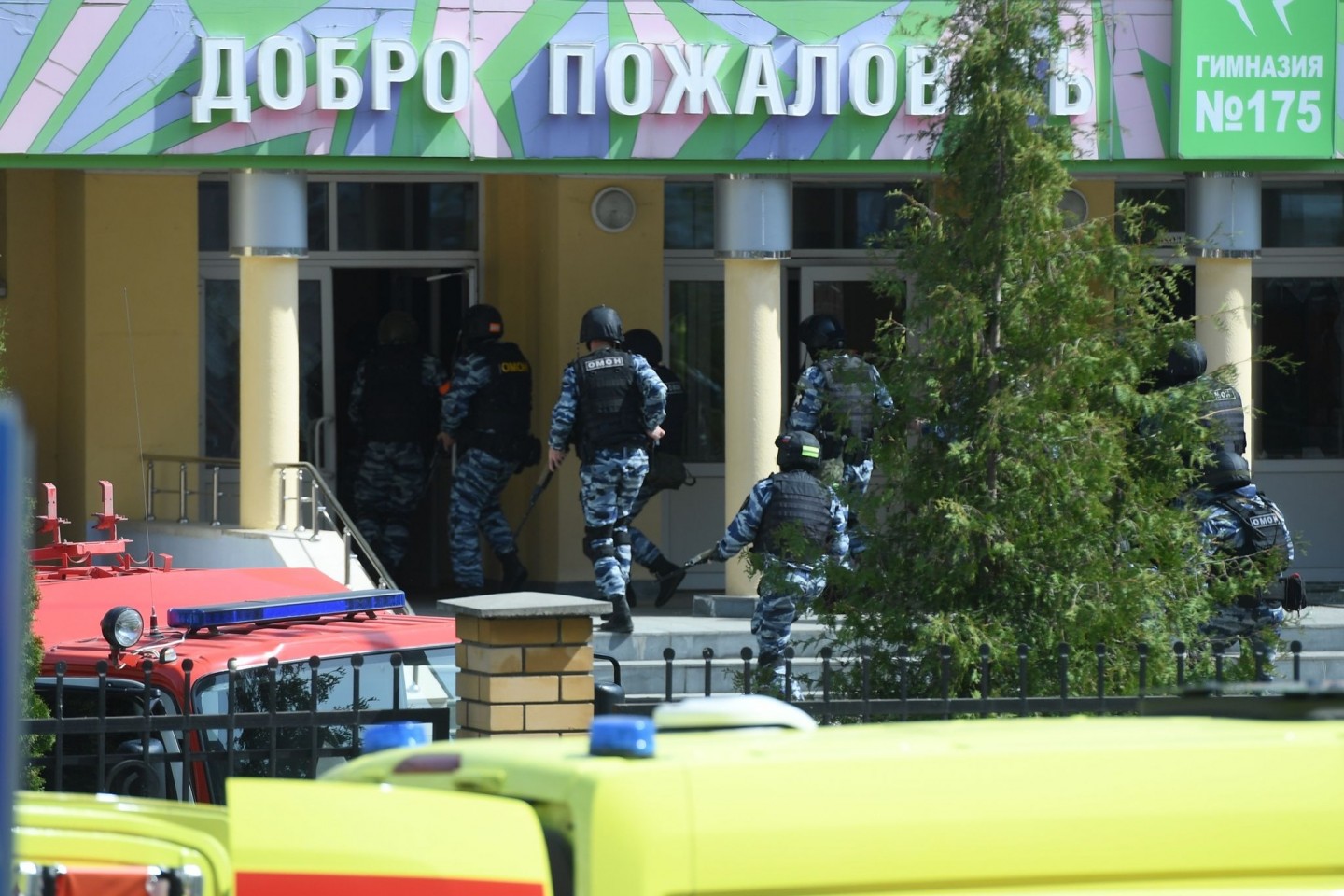 Rettungswagen und Polizeifahrzeuge mit Blaulicht und Sirene: der Tatort in der russischen Stadt Kasan nach dem tödlichen Angriff.