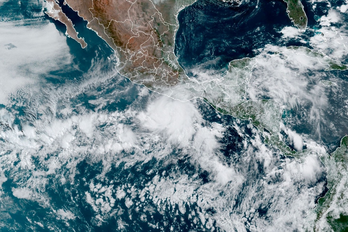 Dieses von der NOAA zur Verfügung gestellte Satellitenbild zeigt den Hurrikan «Agatha» (M) vor der Pazifikküste Mexikos.