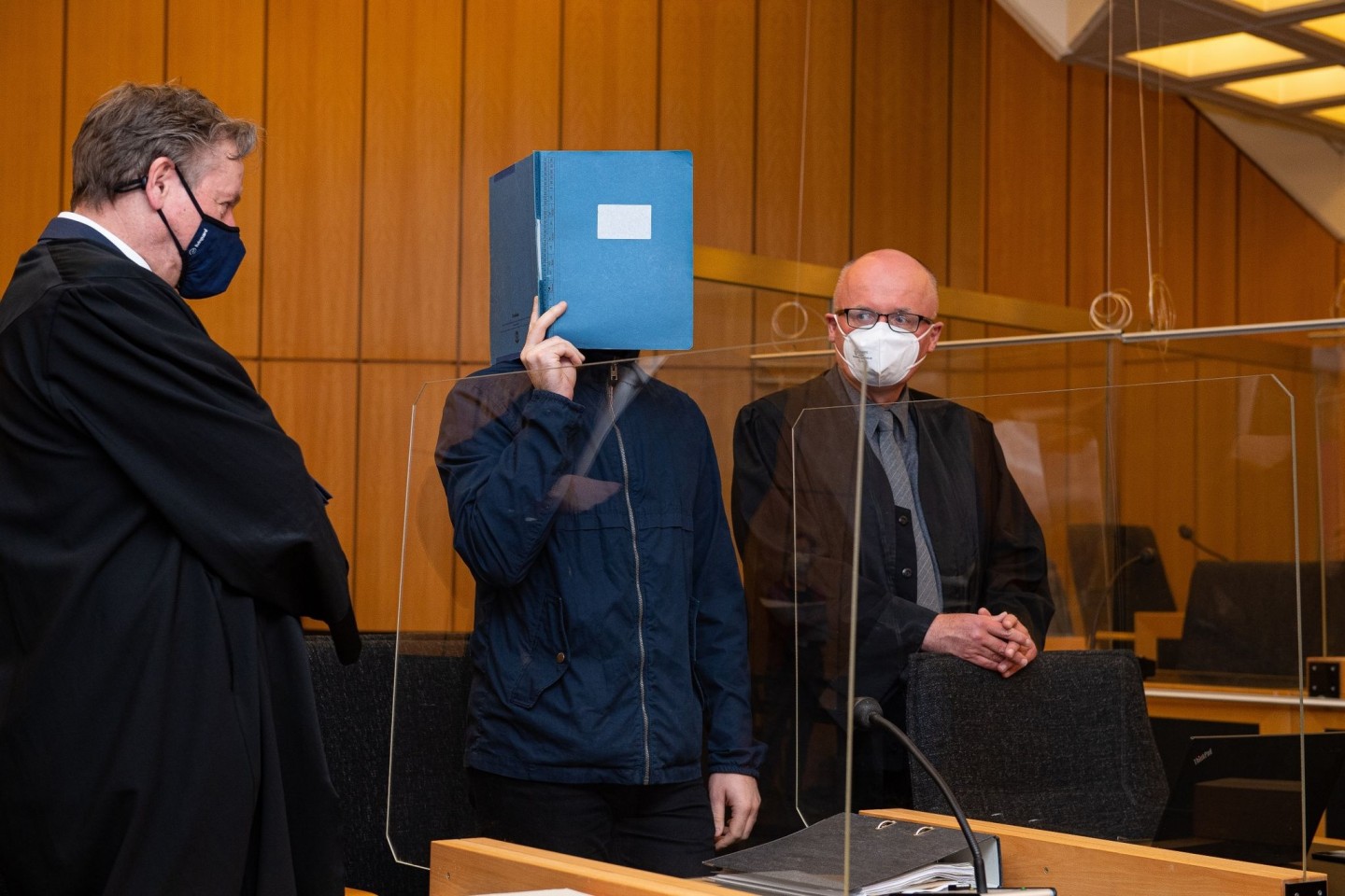 Der Hauptangeklagte (m.) wurde vom Landgericht Münster zu 14 Jahren Haft verurteilt.
