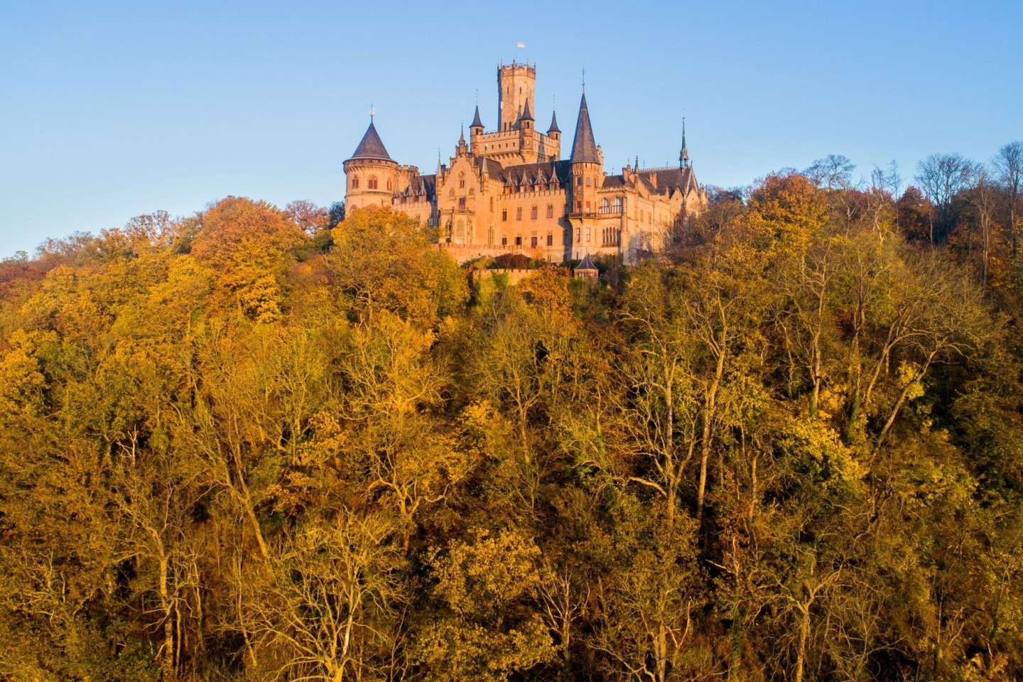 Das Schloss Marienburg in der Region Hannover im Sonnenlicht.