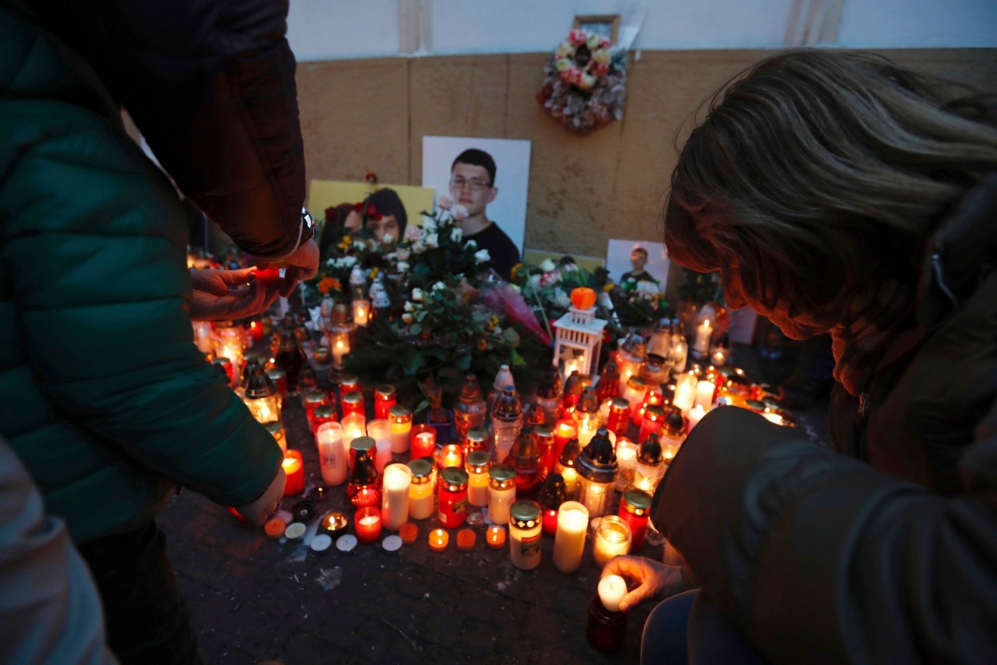 Brennende Kerzen zu Ehren des ermordeten Enthüllungsjournalisten Jan Kuciak und seiner Verlobten Martina Kusnirova.