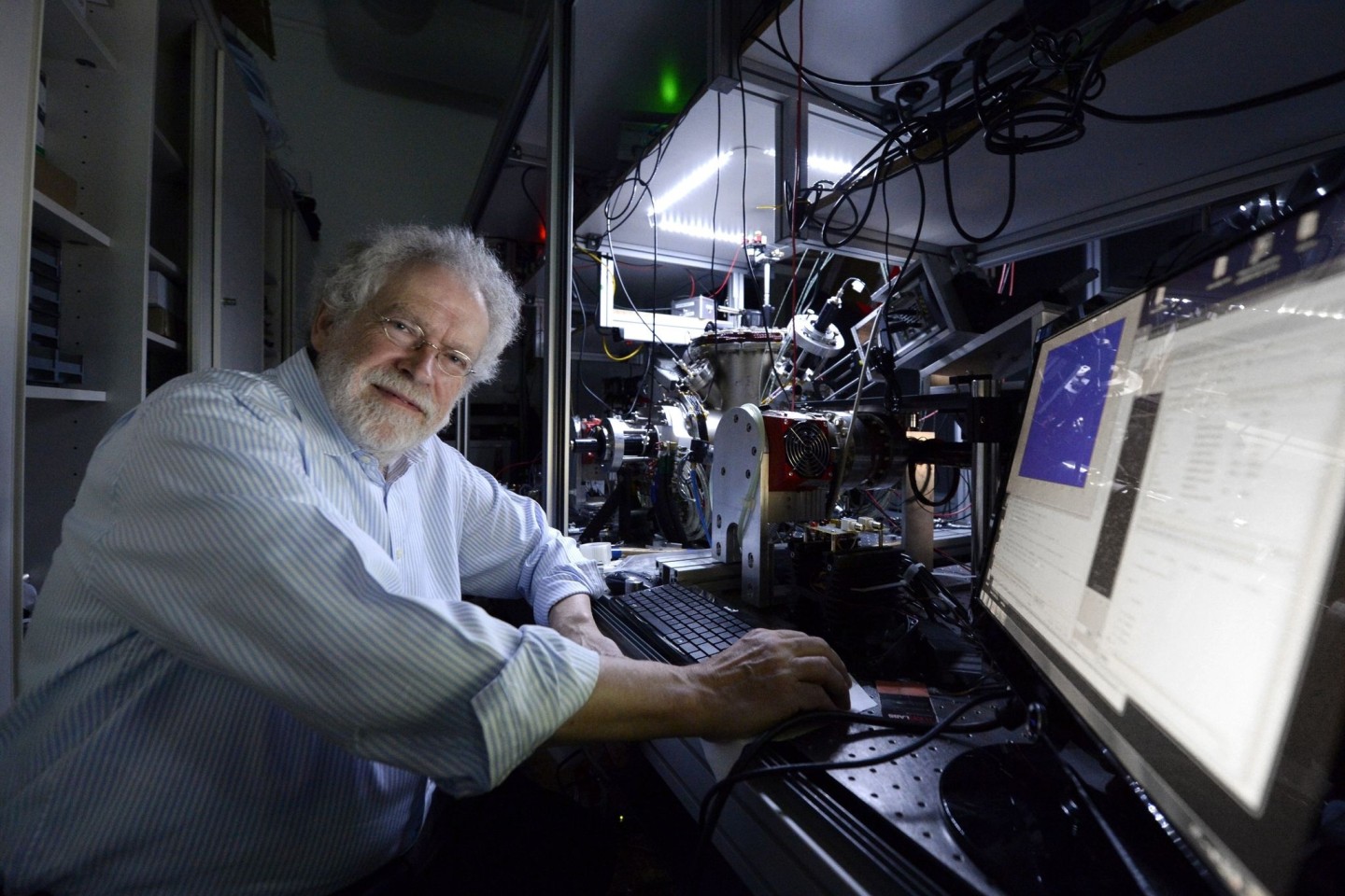 Der Quantenphysiker Anton Zeilinger gibt an der Fakultät für Physik der Universität Wien ein Interview. Nun ist er Nobelpreisträger.