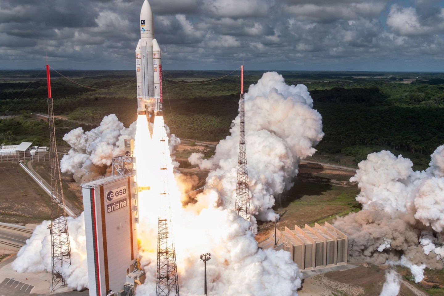 Ein Wissenschaftler von der Augsburger Uni soll Infos über Ariane-Raketen - hier zu sehen bei einem Start in Französisch-Guyana - an den russischen Geheimdienst weitergegeben haben.