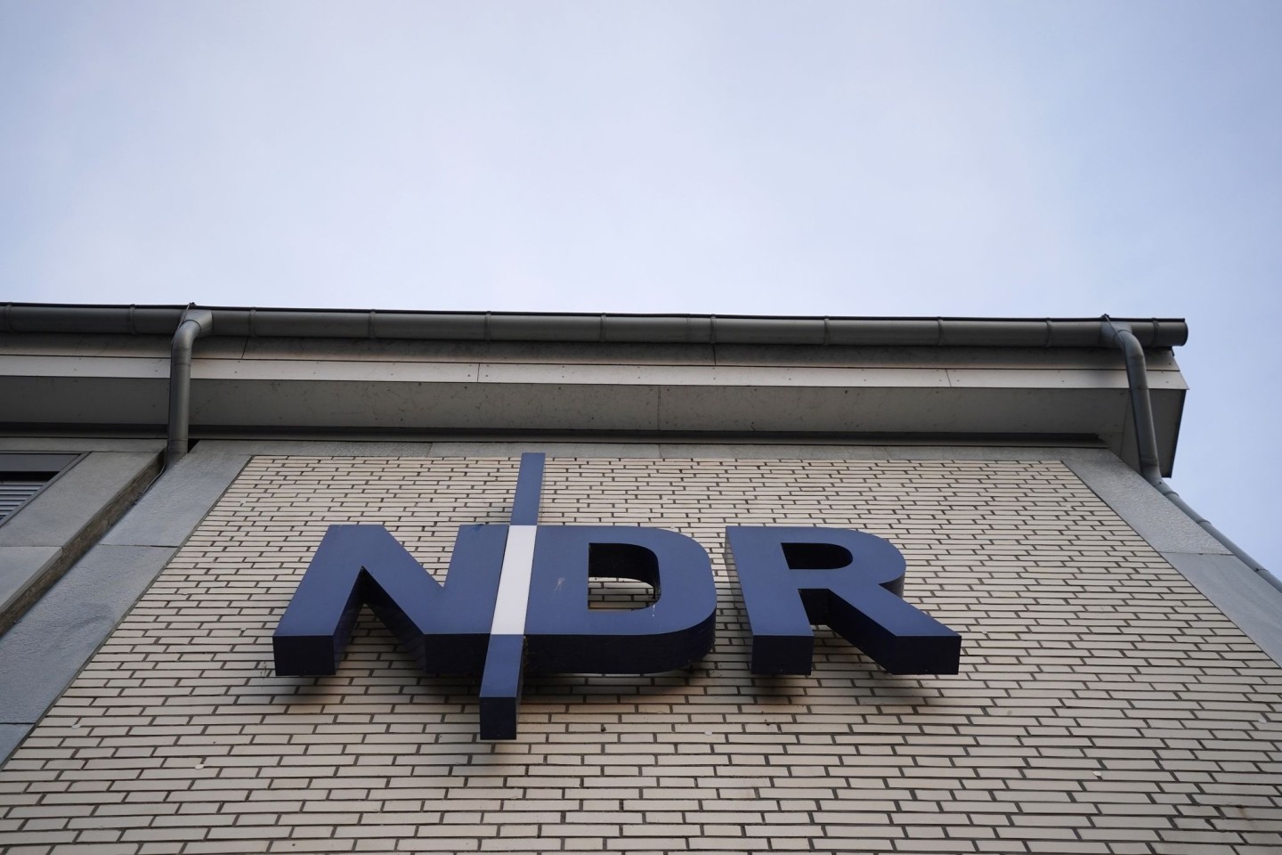 Das NDR-Logo am Landesfunkhaus Schleswig-Holstein: Die externe Überprüfung von Vorwürfen gegen Führungskräfte des Norddeutschen Rundfunks in Kiel und Hamburg.