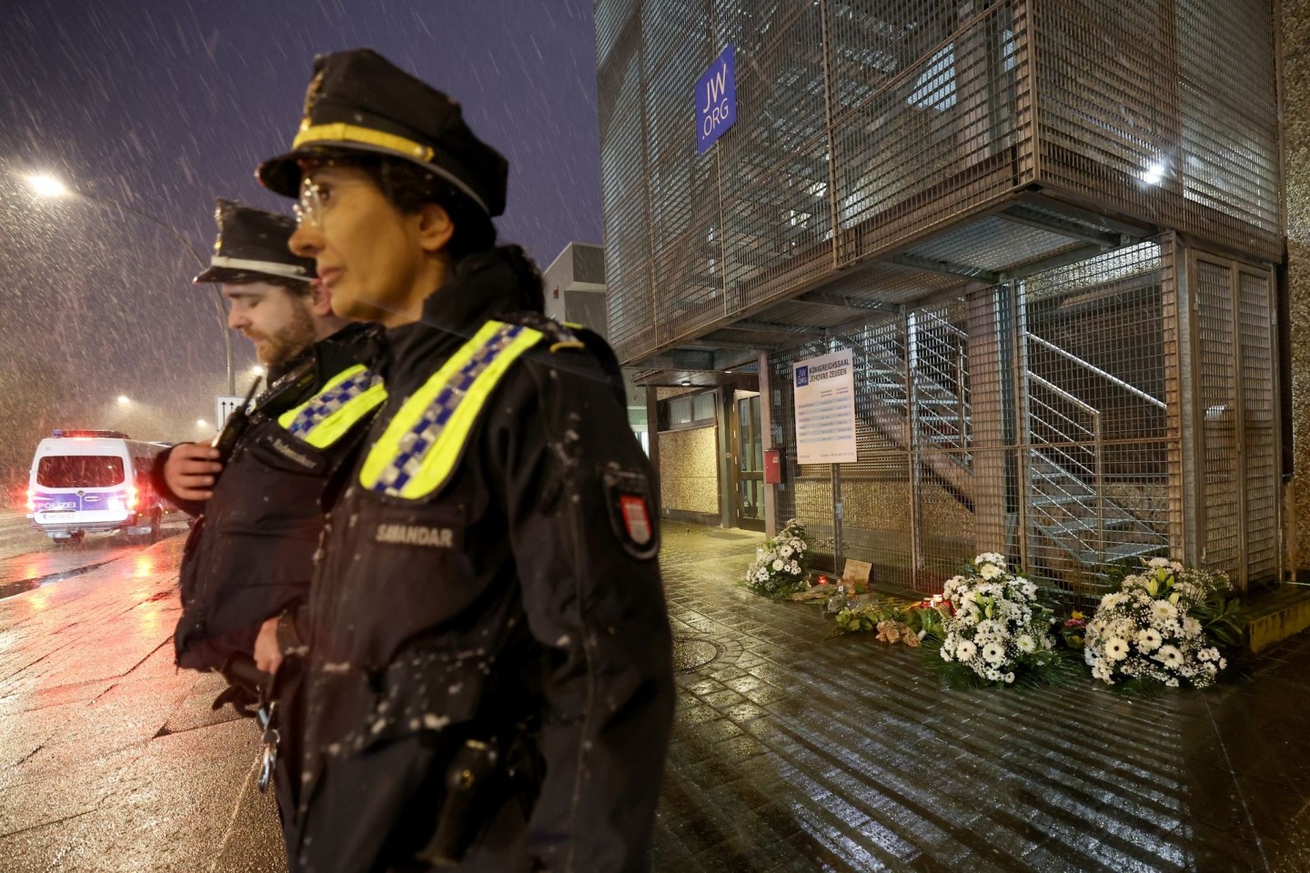 Polizeibeamte in Hamburg vor dem Gebäude der Zeugen Jehovas, wo ein Amokläufer erst sieben Menschen und dann sich selbst tötete.