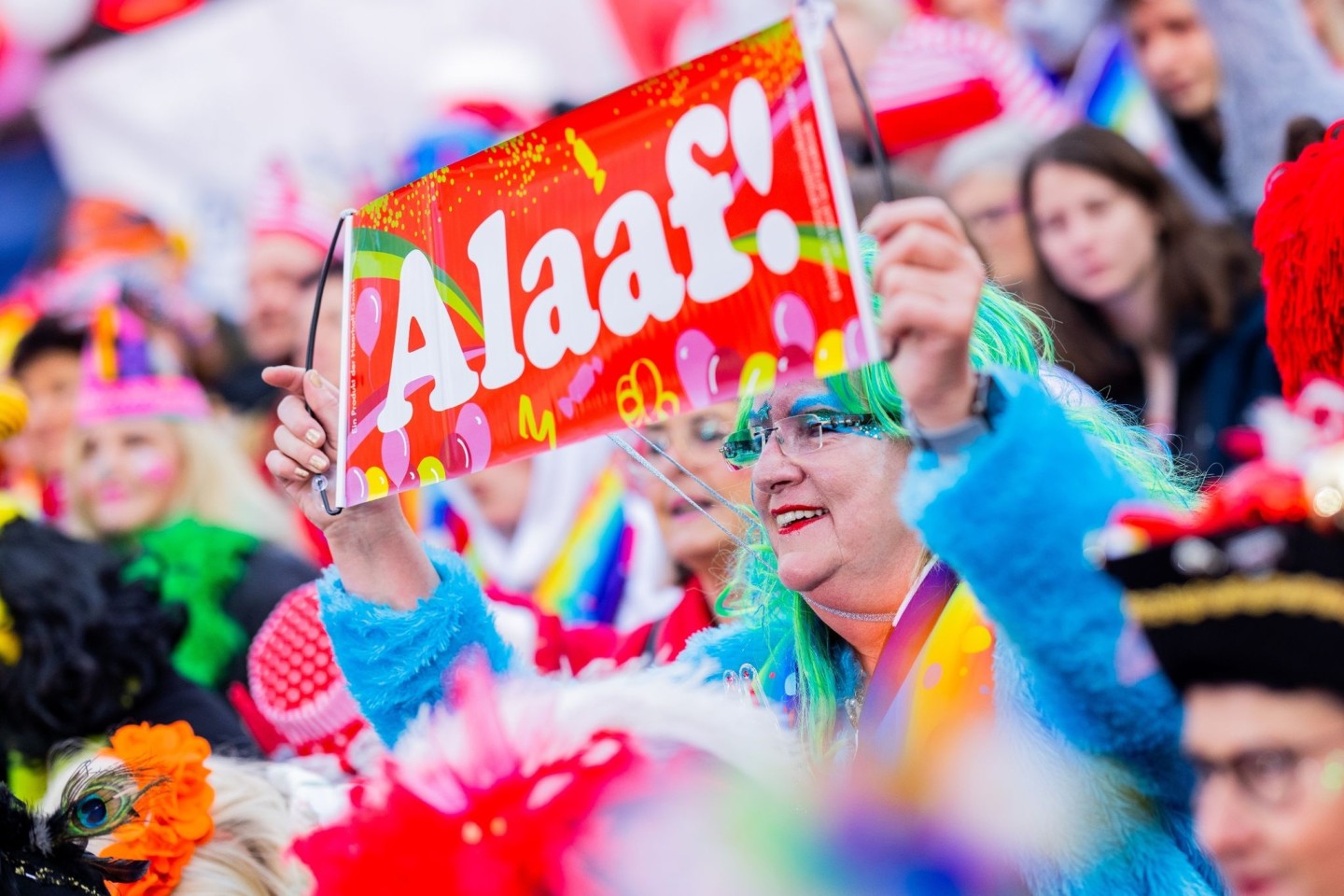 In Köln feiern Zehntausende Kostümierte ausgelassen auf den Straßen und in den Kneipen.