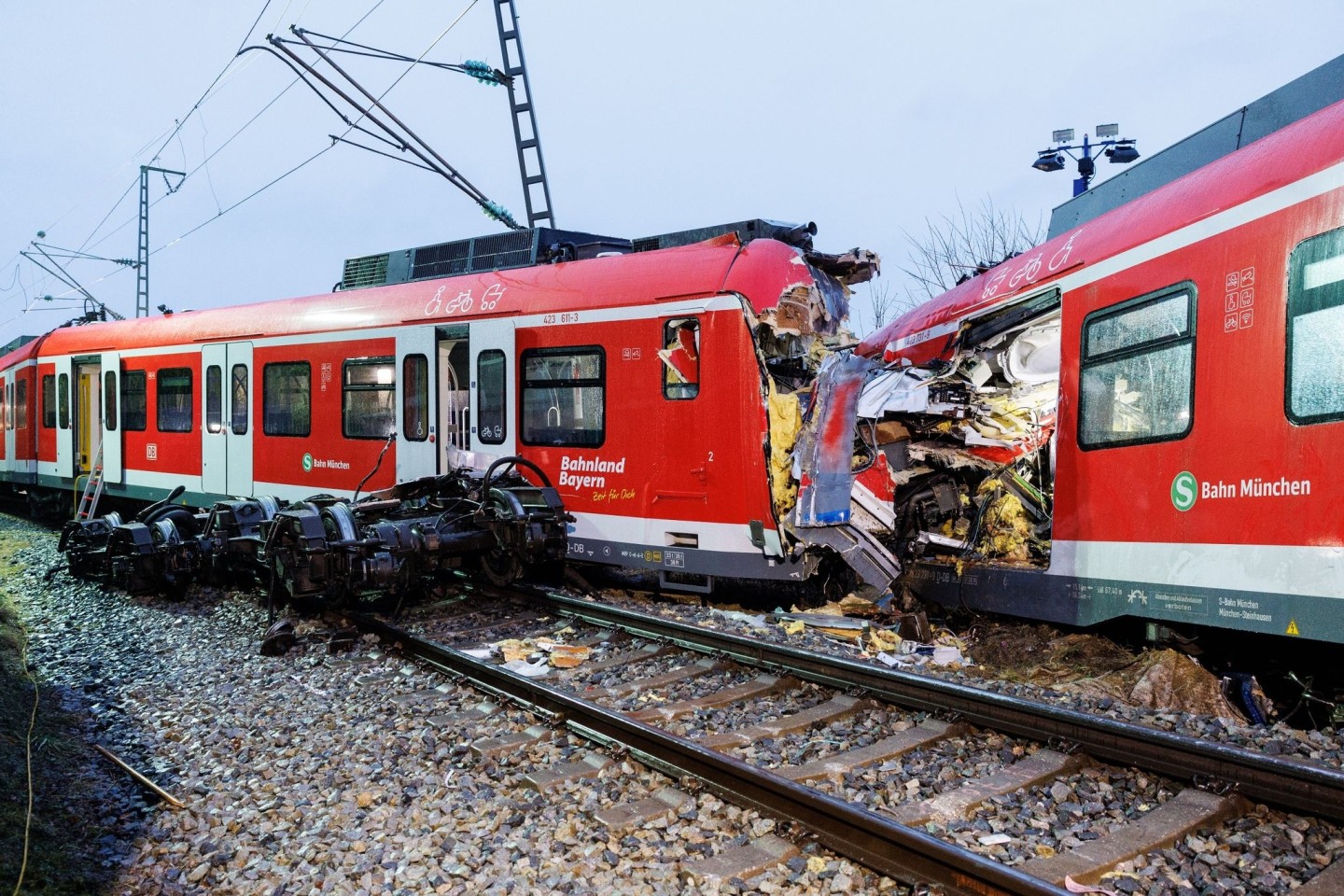 Bei dem Zusammenstoß zweier S-Bahnen am Montag in Bayern wurde ein Mensch getötet.