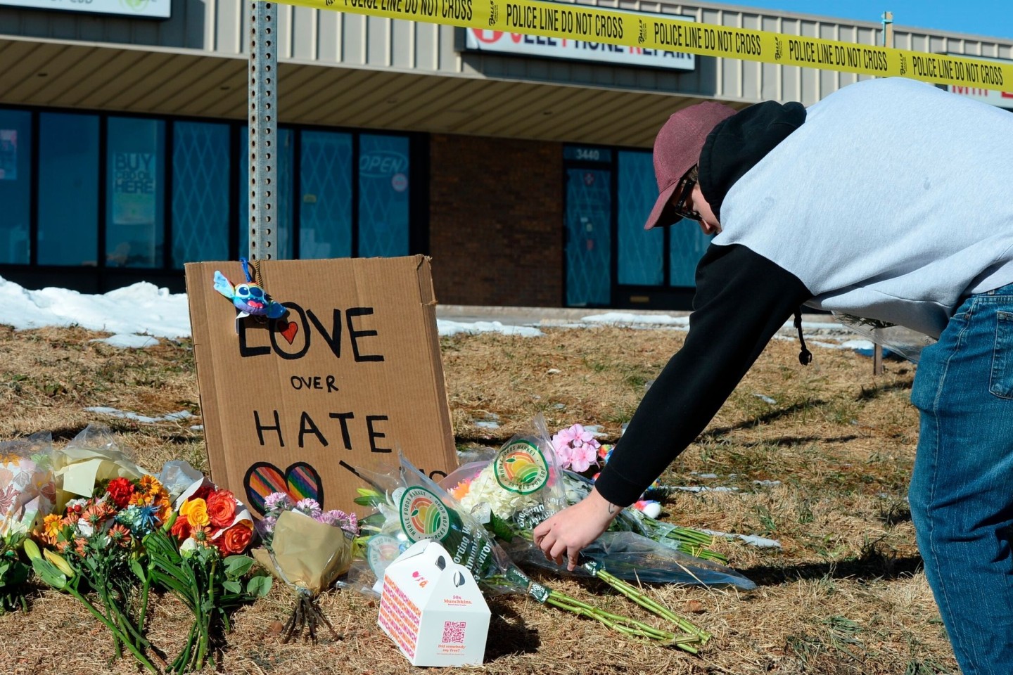 Ein Trauernder aus Colorado Springs legt Blumen nieder.