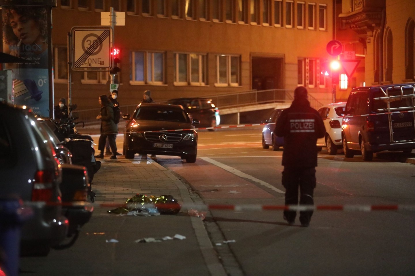 Bei einer Auseinandersetzung in der Innenstadt von Ulm sind am Montagabend mehrere Menschen verletzt worden.