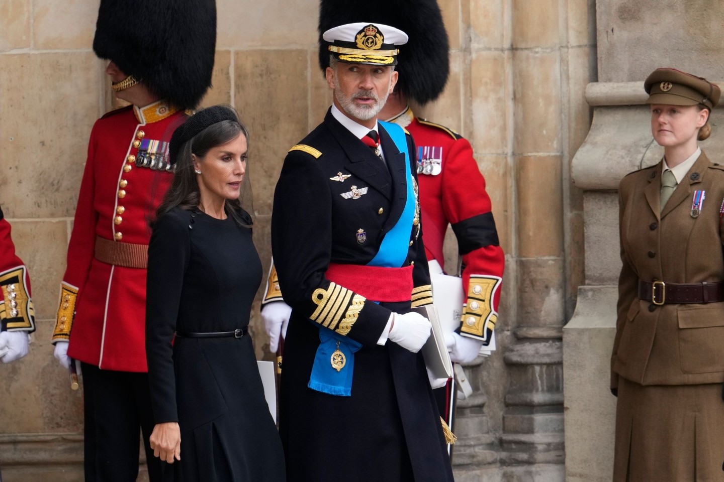 König Felipe VI. von Spanien und Königin Letizia verlassen die Westminster Abbey - und brauchen ein wenig Geduld.
