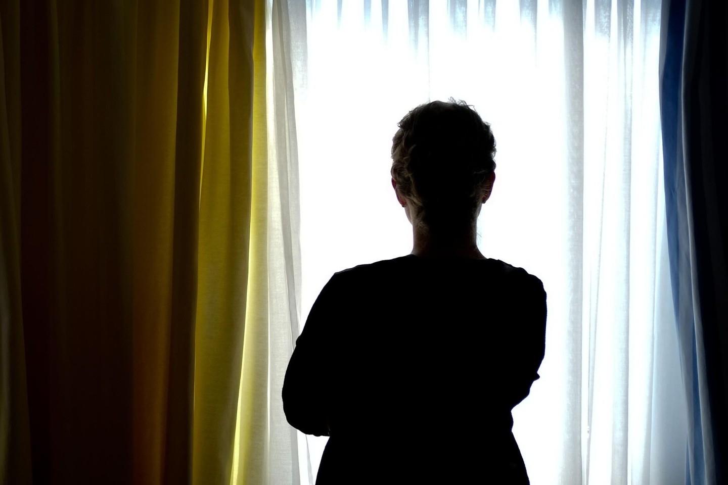 Eine junge Frau in einem Frauenhaus: Bundesinnenministerin Nancy Faeser appelliert an Opfer häuslicher Gewalt, die Taten anzuzeigen.